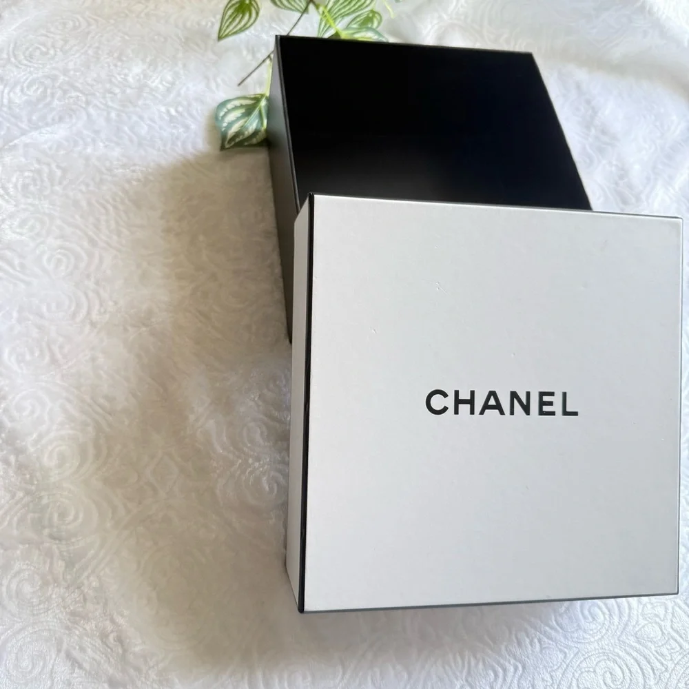 Chanel Empty Gift Box Black & White – Authentic Packaging